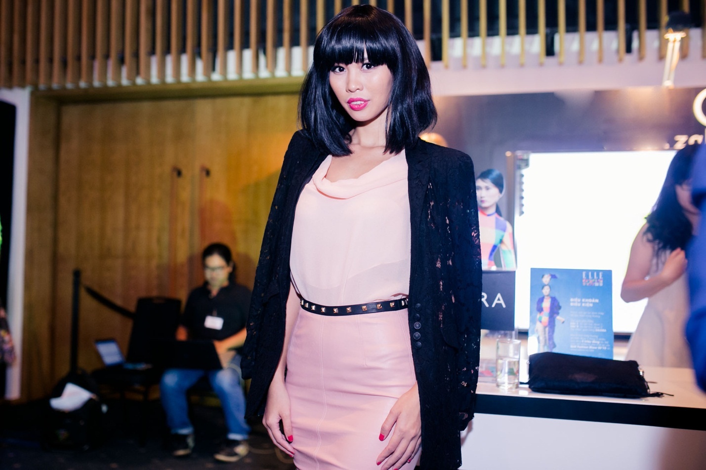   Tóc bob mang đến cho chủ nhân vẻ đẹp vừa nữ tính, vừa khỏe khoắn, vừa dịu dàng nhưng vẫn rất năng động. Nếu như những năm trước, kiểu tóc này được yêu thích vì sự tiện lợi, đa dụng thì trong xuân hè 2015, đây sẽ là kiểu tóc dành cho cô nàng sành điệu. Đơn giản vì tóc bob hợp với mọi dạng khuôn mặt và dễ “biến hóa” theo nhiều style khác nhau. Các bạn gái có thể để kiểu tóc bob dài chấm vai nữ tính, bob ngắn trẻ trung, bob  xoăn, bob thẳng, bob rối…