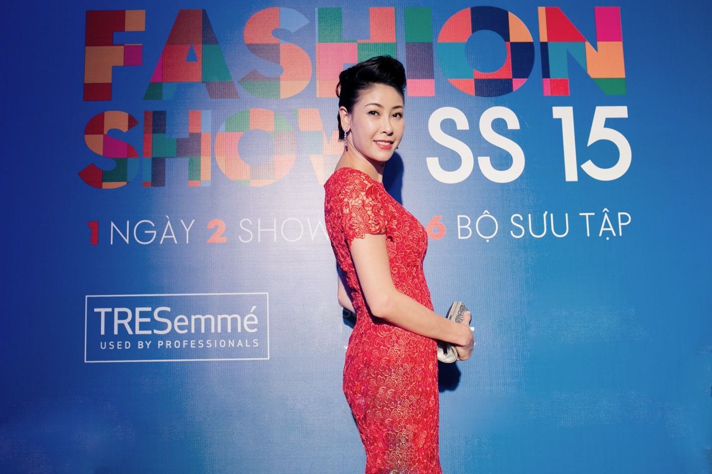 Hà Kiều Anh diện đầm đỏ sang trọng và lựa chọn cho mình kiểu tóc búi phồng mái với chút biến tấu xoăn nhẹ cho phần búi tóc phía sau. Đây là sự kết hợp hoàn hảo cho các quý cô yêu thích vẻ sang trọng nhưng vẫn muốn giữ nét năng động, trẻ trung. Các chuyên gia tạo kiểu tóc của TRESemmé cũng đã biến tấu kiểu tóc búi này trong show diễn của Rue Des Chats.