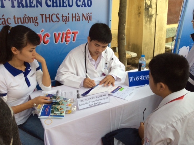 Kham, tu van chieu cao cho hon 1.000 hoc sinh Ha Noi hinh anh