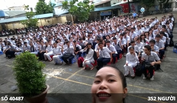   Có đến 352 bạn trẻ trong bức ảnh này.