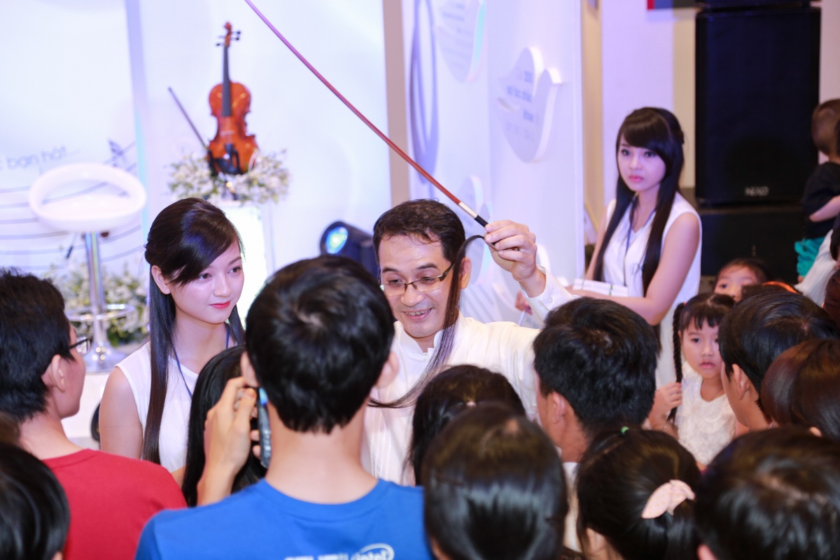 Theo nghệ sĩ Xuân Huy, chiếc vỹ cầm này không chỉ là sự sáng tạo trong âm nhạc mà còn là một cách để tôn vinh người phụ nữ Việt.
