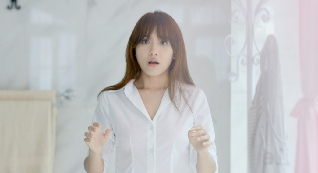 Cô nàng biểu lộ sự hoảng hốt khi chai dầu gội cũ quyết định ra đi.