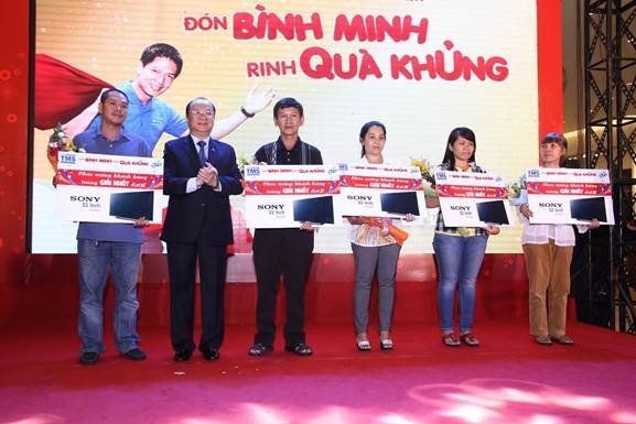 Trao giai chuong trinh 'Don binh minh - Rinh qua khung' hinh anh