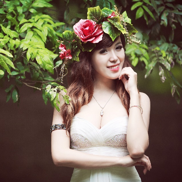 Trong clip, Mai Thỏ xuất hiện với trang phục mùa đông xinh xắn, khoe giọng hát khá ấm thể hiện ca khúc hit của Khánh Phương.