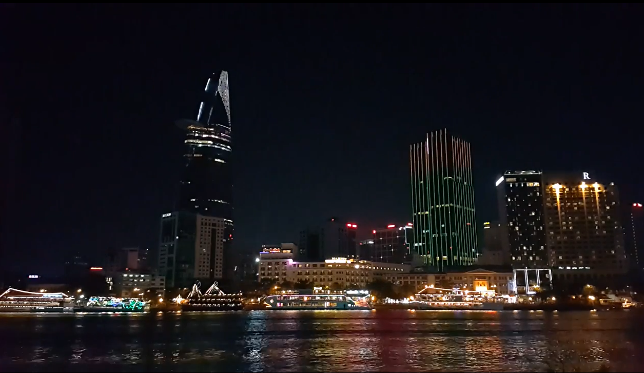 Quang cảnh thành phố lên đèn hiện lên đẹp bất ngờ trong đoạn phim ngắn.