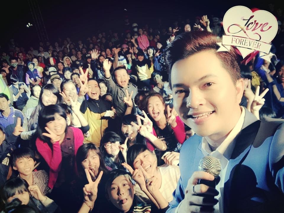 Nam Cường wefie cùng rất đông người hâm mộ.