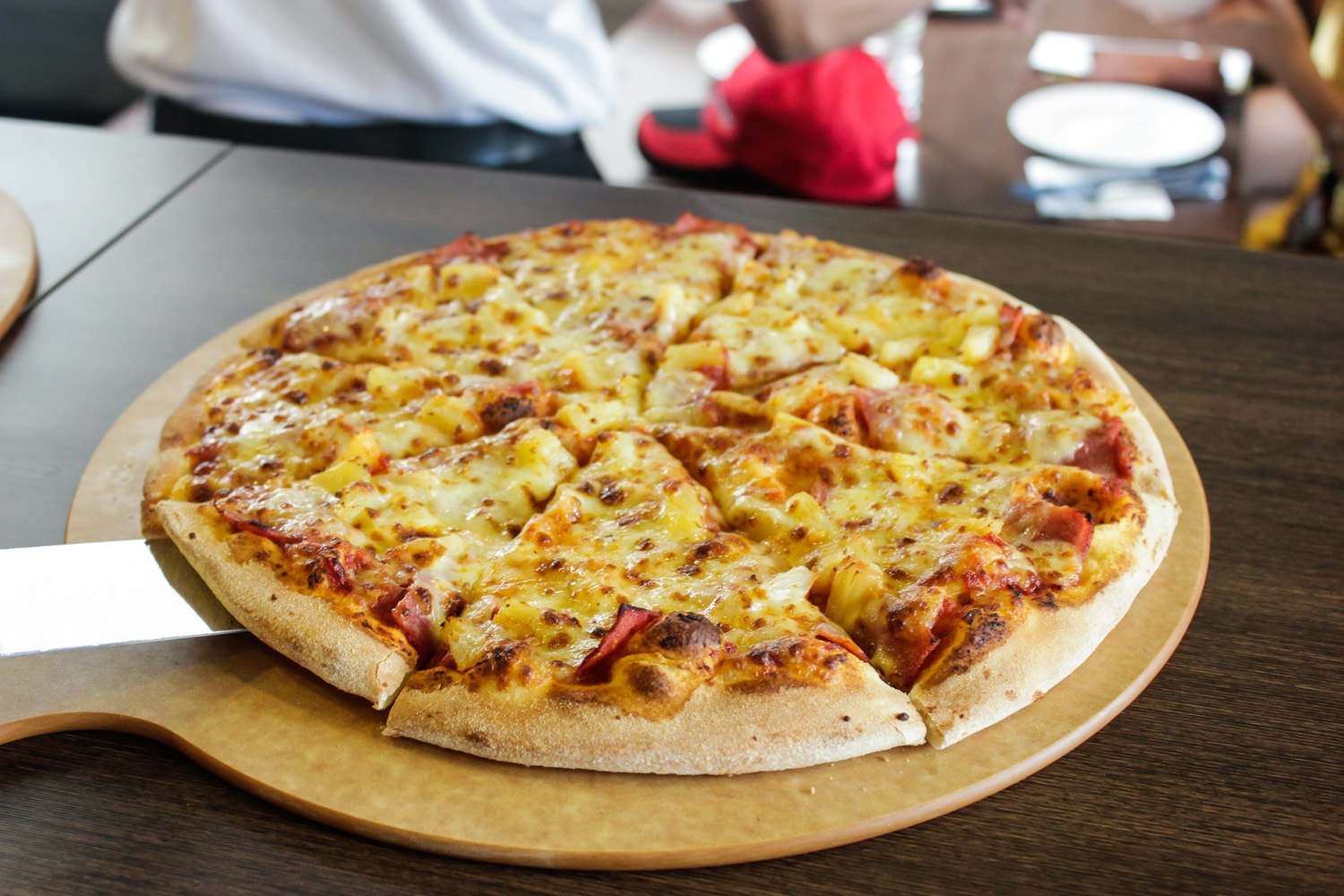   Thực đơn đa dạng và phong phú với 14 loại pizza truyền thống, cơm, mì Ý, xúp, salad, món khai vị... có mức giá hợp lý cho nhiều đối tượng, từ nhân viên văn phòng đến học sinh, sinh viên. 