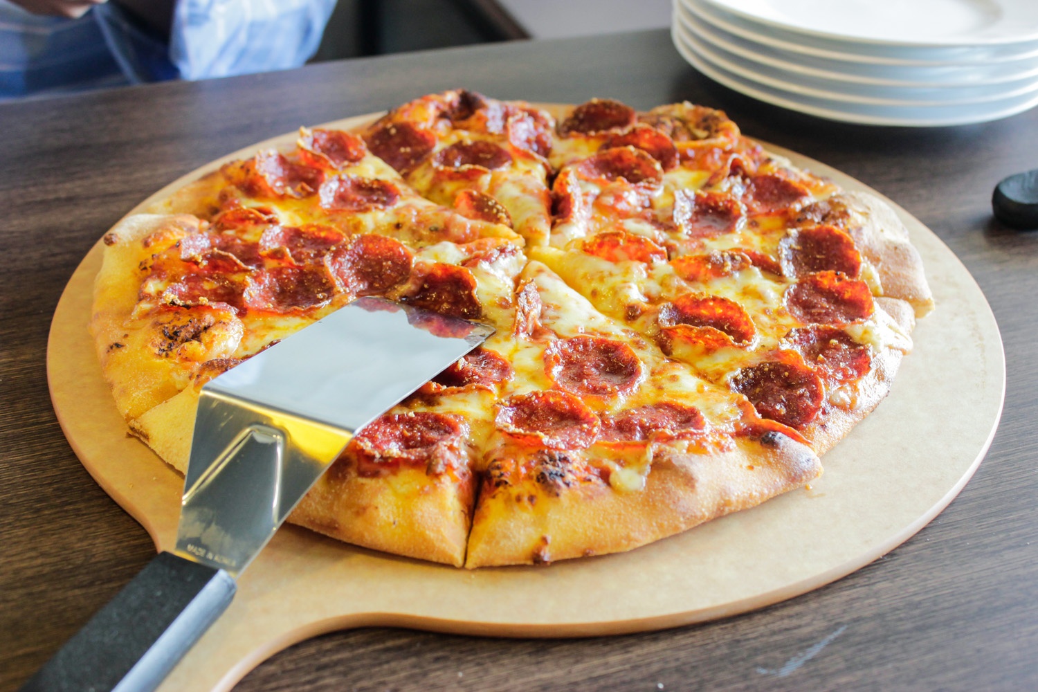 Chuỗi Pizza Hut giao hàng tận nơi luôn có nhiều chương trình ưu đãi hấp dẫn mỗi ngày. Cụ thể, thứ 2: mua 1 Pizza Tặng 1 Pizza; thứ 3: mua 1 Pizza tặng 2 món ăn kèm (mì Ý và salad); thứ 4: chỉ 199.000 đồng cho 2 bánh pizza, giảm 50% bánh thứ 2 mỗi ngày.