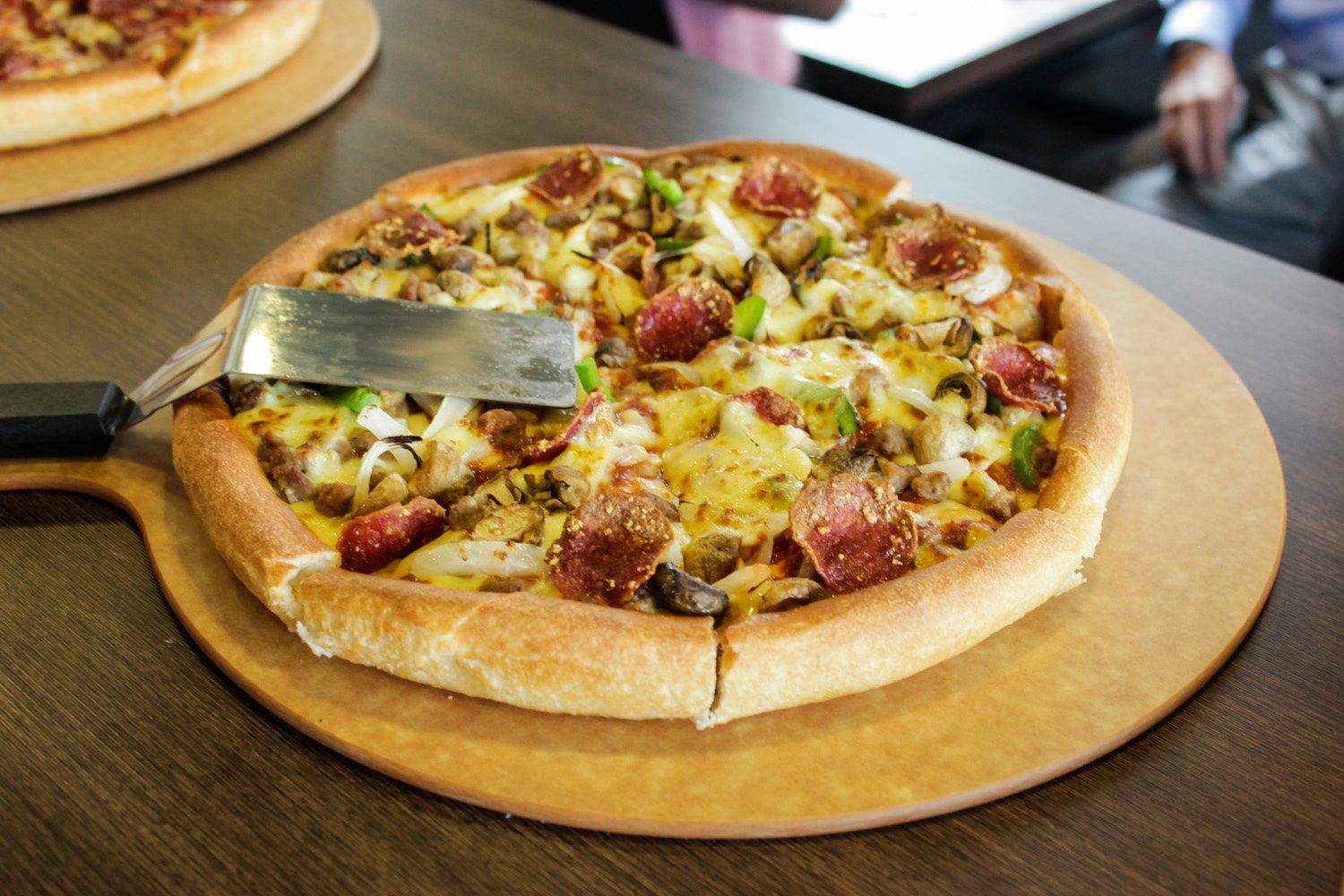 Website đặt hàng trực tuyến www.pizzahut.vn, cùng hotline 19001822 sẽ hỗ trợ tối đa cho mô hình Giao hàng tận nơi – Mua mang về của Pizza Hut.