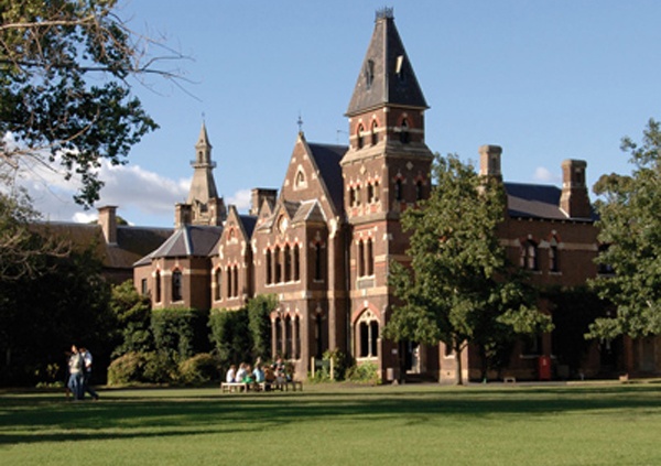 Chon Trinity College de tro thanh sinh vien uu tu hinh anh