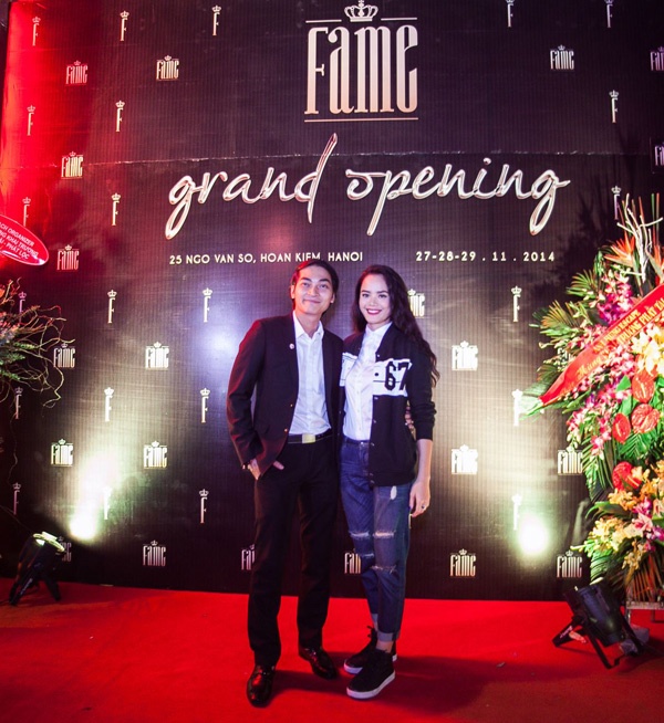  Cùng với sự xuất hiện của các sao hạng A, sự kiện khai trương tụ điểm giải trí nổi tiếng của giới trẻ Hà thành còn tiếp đón dàn người mẫu xinh đẹp. Trong ảnh là nam diễn viên Khương Ngọc và người mẫu Thu Hiền.