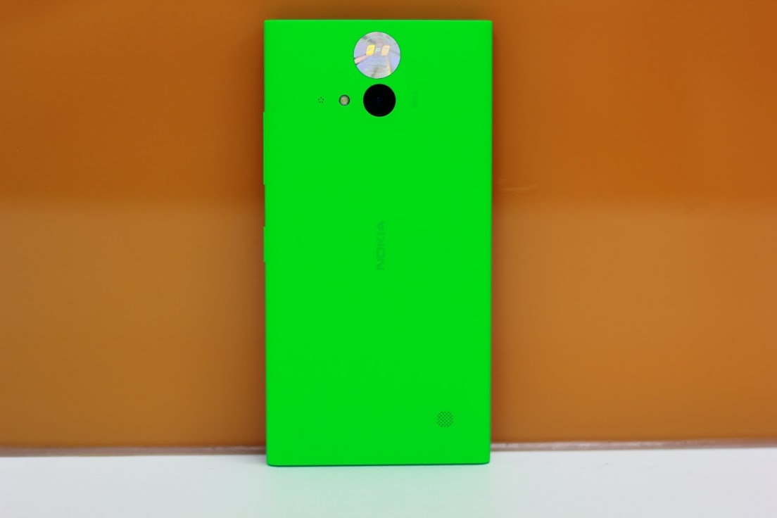 Thiết kế trẻ trung với vỏ nhựa nguyên khối polycarbonate.