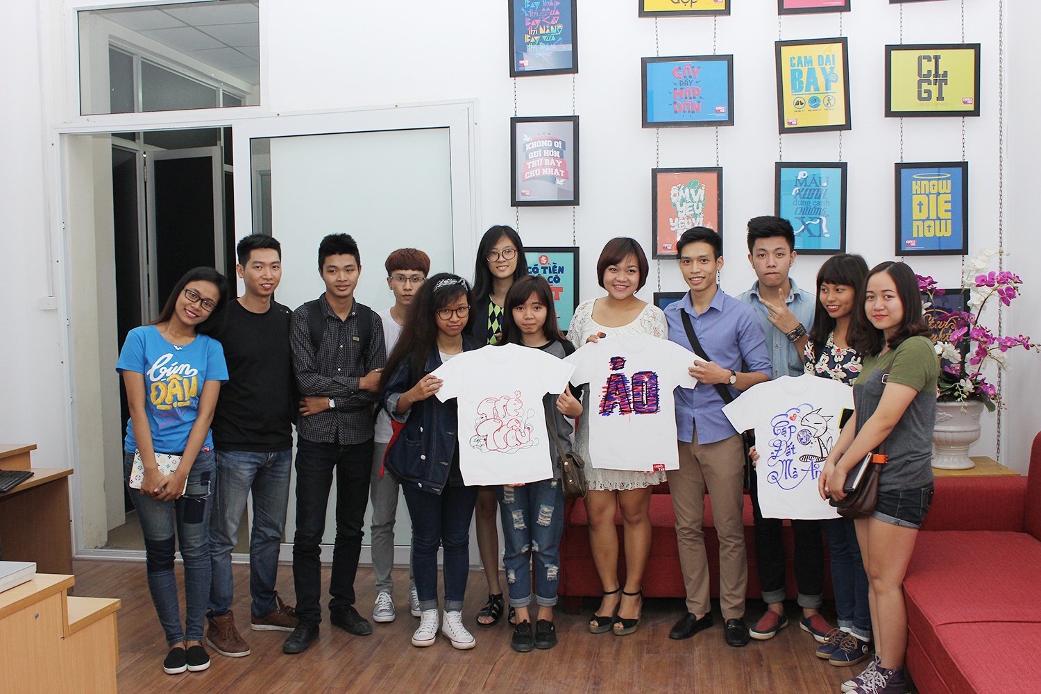 Các team tham dự buổi phát động cuộc thi cùng “ranh ngôn” của mình.