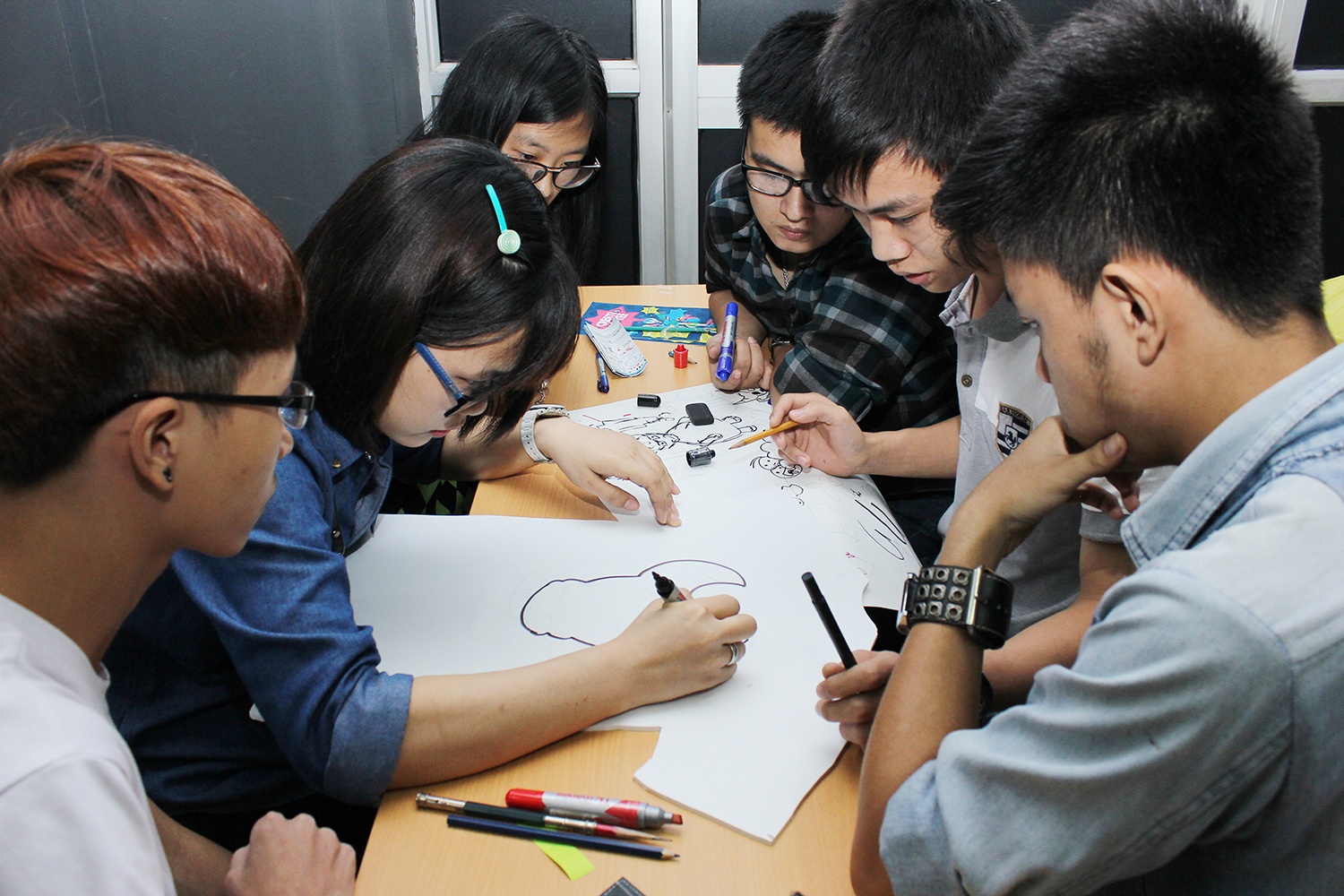 Miệt mài biến ý tưởng thành hình in độc đáo trong trò chơi teamwork.