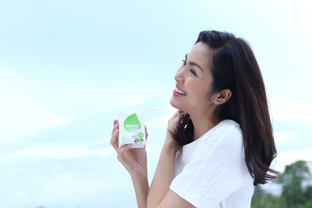 2 hộp sữa đậu nành mỗi ngày là một trong những bí quyết giúp Tăng Thanh Hà gìn giữ vẻ đẹp tự nhiên.