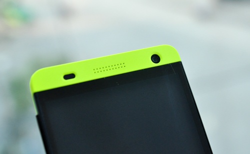 FPT Win được hoàn thiện tốt, thiết kế hài hòa và cầm khá vừa vặn. Kết hợp với độ mỏng 7,9mm và màu sắc nổi bật (hiện máy có màu xanh cốm), model sẽ trở thành phụ kiện thời trang cho người dùng.