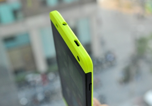 Dải màu phía trên màn hình có các đèn cảm biến (bên trái), loa thoại và camera trước 2MP.