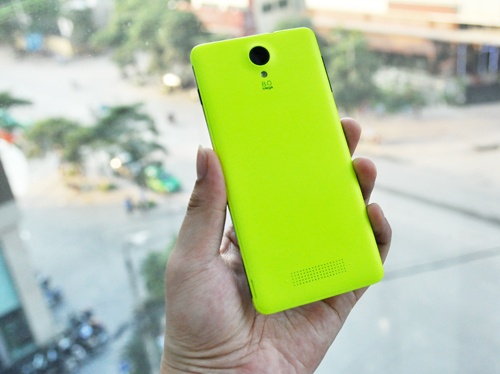 Phía dưới là 3 phím cảm ứng truyền thống của Windows Phone. Ở dải màu có thêm một mic thoại.