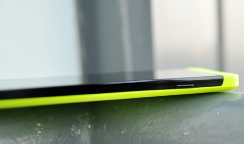 Đỉnh máy gồm cổng usb kiêm cổng sạc và một jack cắm tai nghe 3,5mm.