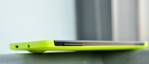 Mặt lưng màu xanh của máy với camera sau.