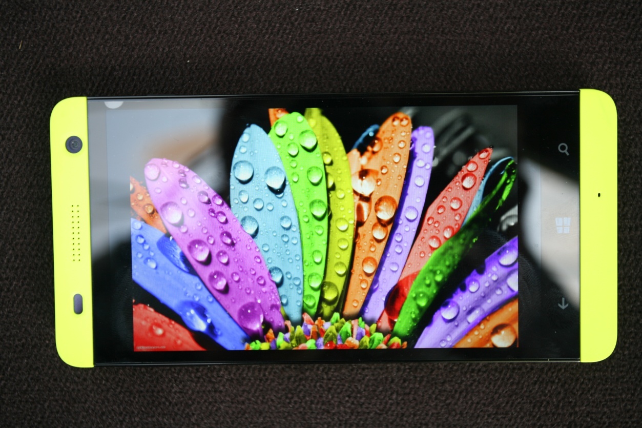 Cặp phím âm lượng được đưa sang cạnh trái, hòa lẫn vào phần viền đen nối với màn hình. Từ góc nhìn này có thể nhìn thấy gõ camera chính lồi khỏi nắp lưng.