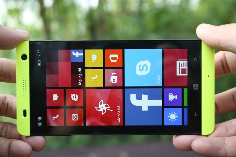 Màn hình 5 inch cho cảm giác rộng hơn nhờ hai dải viền màu bao trên dưới, còn phần viền được tràn hẳn ra thân máy.