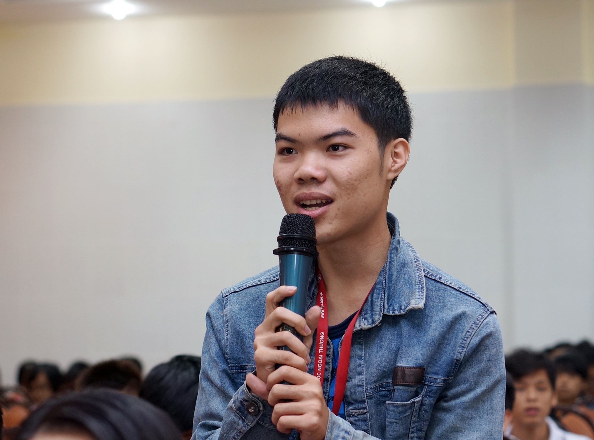   Những sinh viên của Đại học Ngoại Thương tỏ ra hào hứng với cuộc thi, đưa ra nhiều câu hỏi đến Ban tổ chức và các giám khảo để hiểu hơn về thể lệ chương trình. 