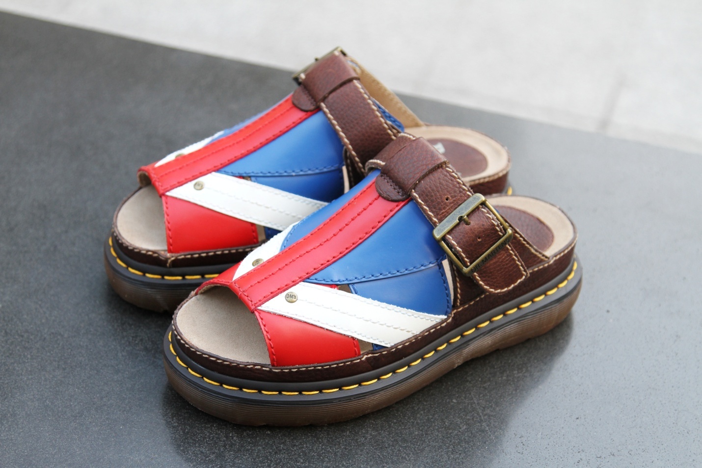 Phong cach dam chat Anh voi dep Dr.Martens hinh anh