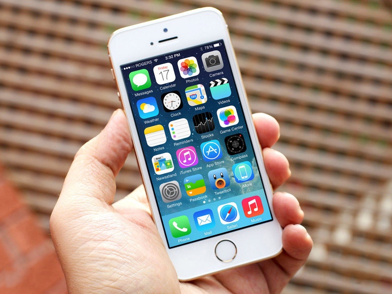 Rao ban iPhone, DSLR tang manh sau tran Viet Nam - Malaysia hinh anh