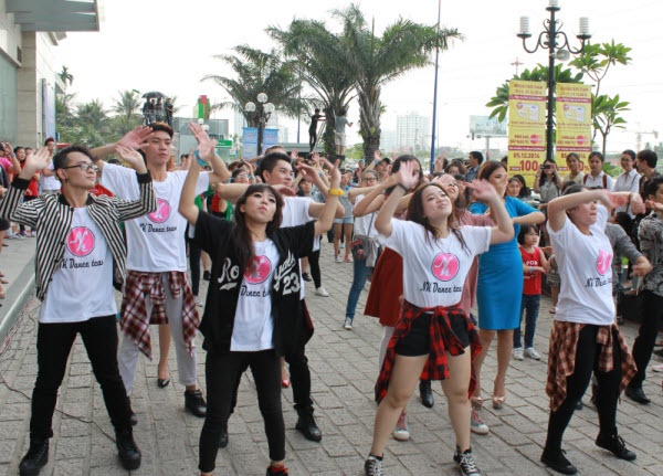 200 nguoi nhay flashmob gay quy giup tre em den truong hinh anh