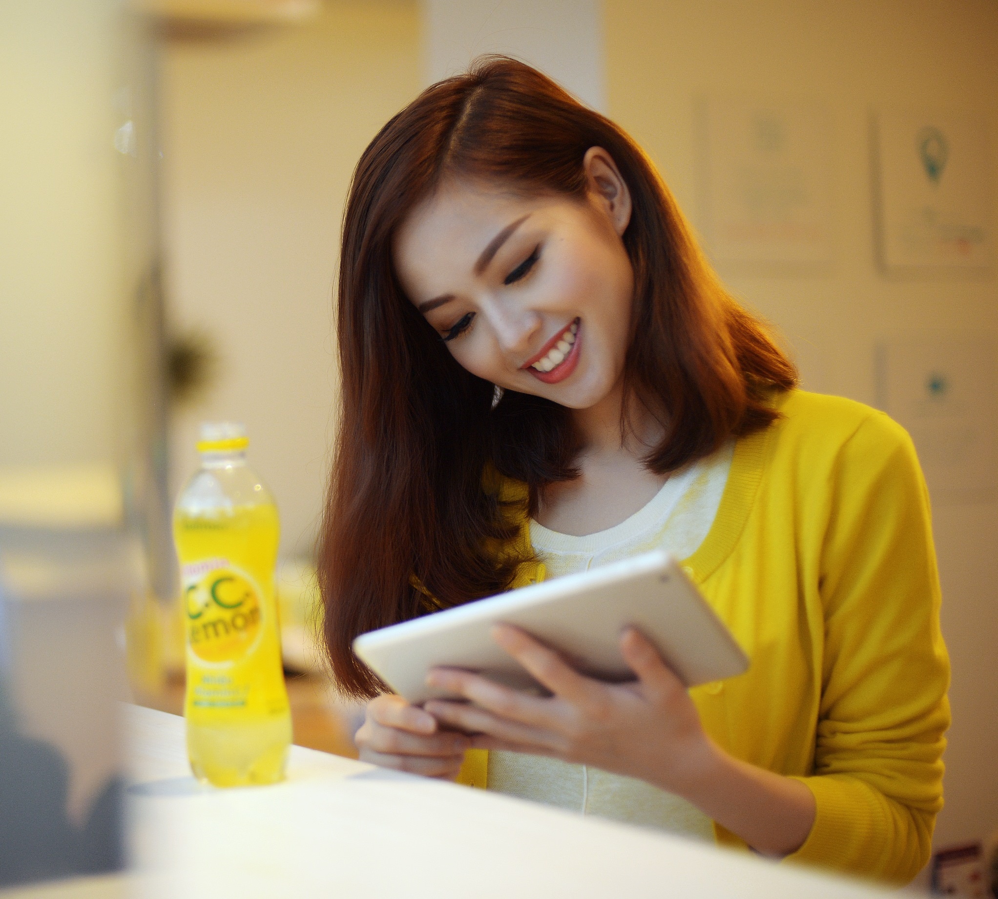 Bổ sung Vitamin C mỗi ngày là bí quyết giúp Tâm Tít luôn tươi vui và khỏe khoắn dù công việc bận rộn.