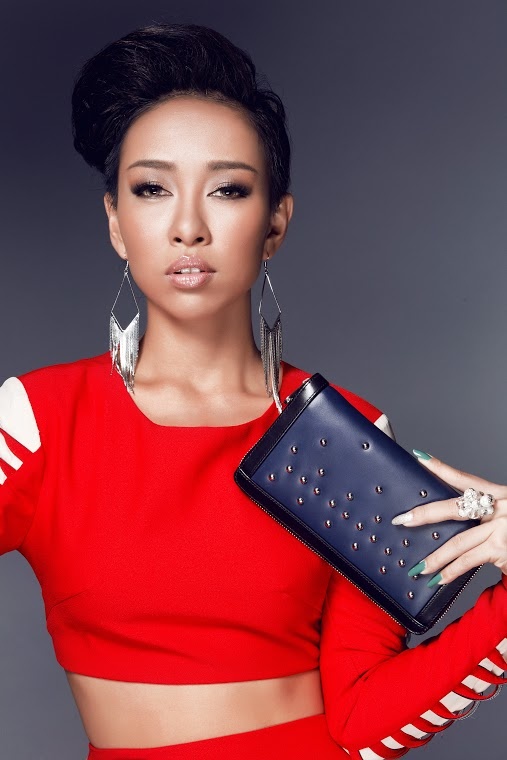 Thao Trang quyen ru trong sac do hinh anh