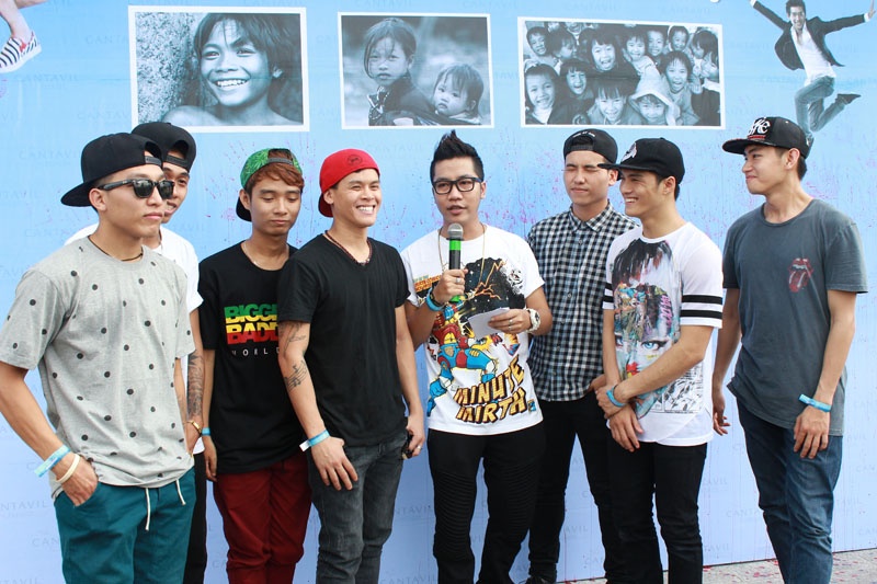 Buổi nhảy Flashmob từ thiện còn có sự góp mặt của bộ ba Thử thách cùng bước nhảy - John Huy Trần, Lâm Vinh Hải, Quang Đăng và MC Hoàng Rapper. Bộ ba thầy trò đã chia sẻ rằng: “Chúng tôi rất vinh dự khi được mời tham gia cùng chương trình để góp sức chung tay giúp đỡ em vượt qua hoàn cảnh khó khăn.