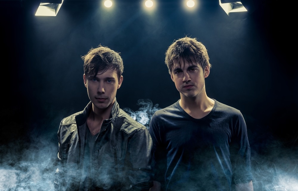 Bo doi DJ hang 36 the gioi Vicetone bieu dien tai Ha Noi hinh anh