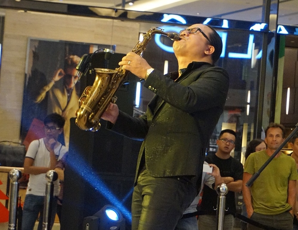 Khan gia  khieu vu theo tieng ken Tran Manh Tuan hinh anh