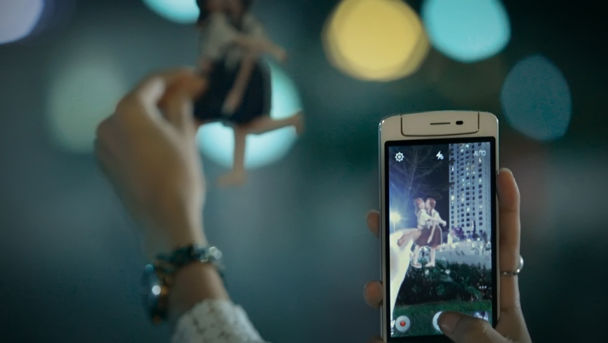 Min ST. 319 va Ngoc Cham cap ke, xai dien thoai doi hinh anh