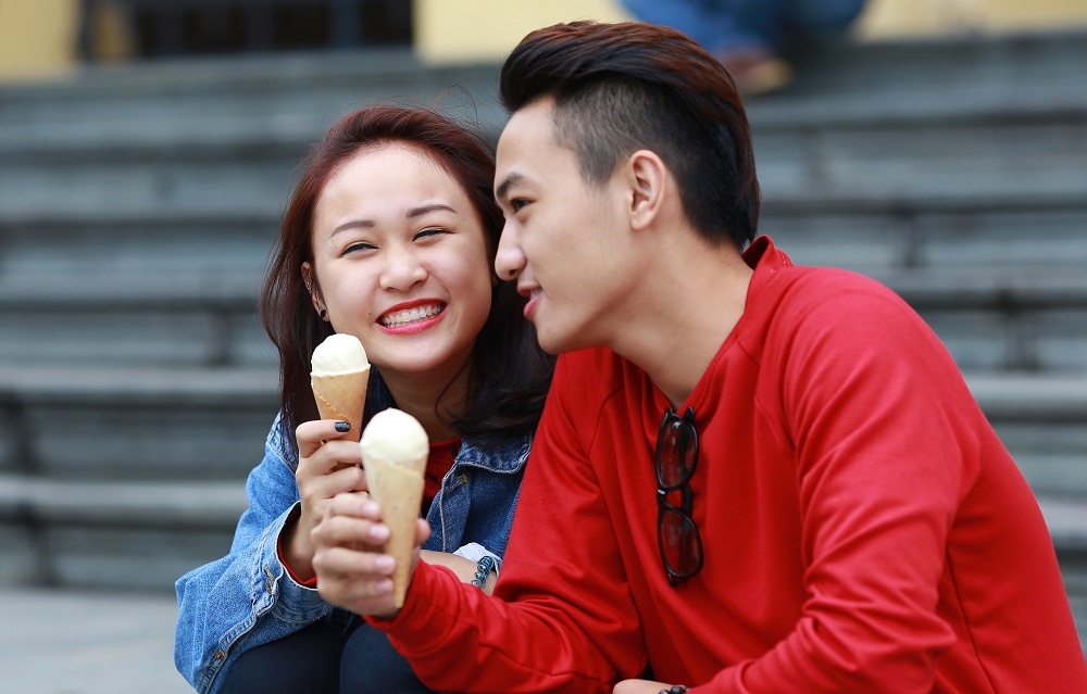 Mùa đông, ai cũng thích cảm giác được vùi mình trong chăn ấm. Nhưng ngược lại, không ít người mê ăn kem lạnh giữa cái giá rét của mùa đông. 