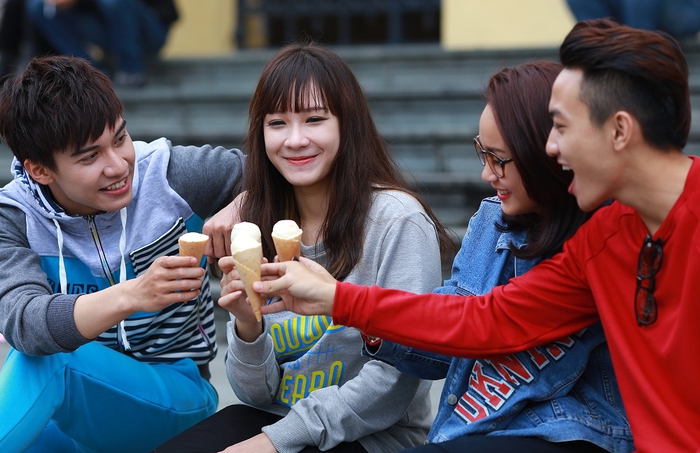 Dạo một vòng Hà Nội ngày gió về, sẽ không khó để bắt gặp những bạn trẻ đang túm tụm lại cùng nhau ăn kem.