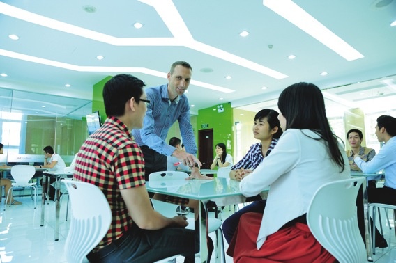 Sinh vien kiem tien tu nghe doc hinh anh