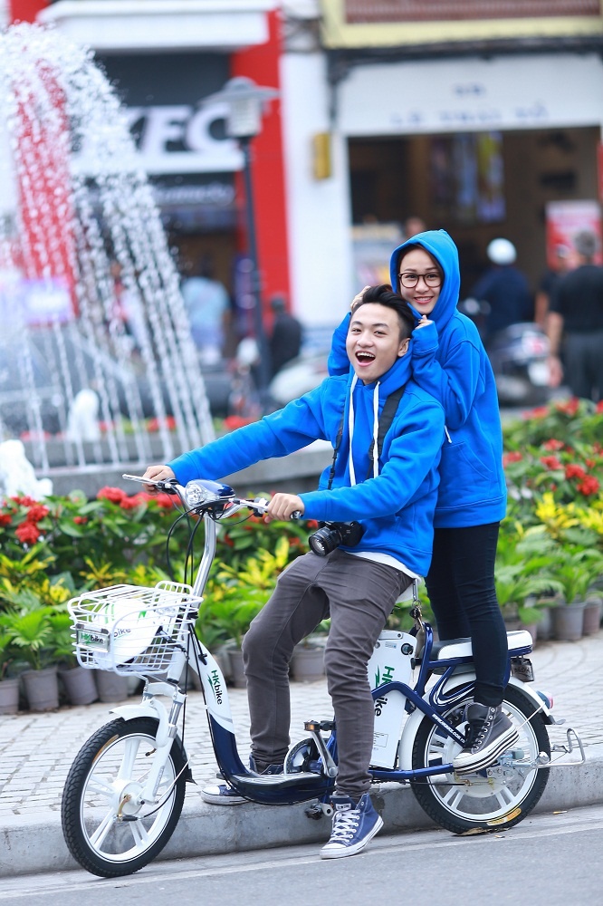 Khoảnh khắc hạnh phúc của cặp đôi trẻ tuổi.