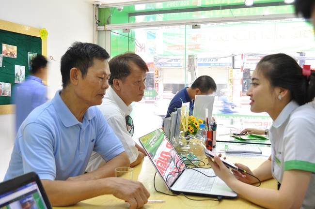 Showroom HKPhone 1 ngay truoc 'bao' uu dai hinh anh