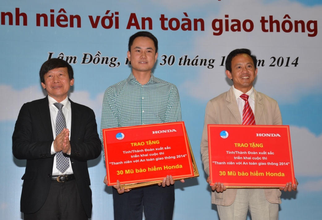 Trao giai cuoc thi 'Thanh nien voi an toan giao thong 2014' hinh anh
