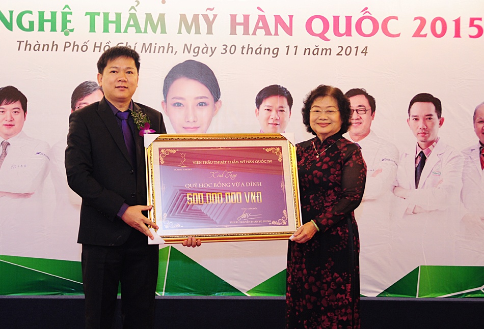Ths.Bs Nguyễn Phan Tú Dung trao tặng học bổng Vừ A Dính 500 triệu đồng cho đại diện - Bà Trương Mỹ Hoa (nguyên phó chủ tịch nước cộng hòa XHCN Việt Nam). Đây là học bổng giúp đỡ sinh viên y khoa dân tộc thiểu số có hoàn cảnh khó khăn mà Quỹ Vừ A Dính là đơn vị tiên phong chương trình kết nối chắp cánh ước mơ
