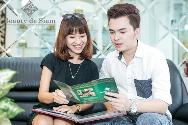 MC Kim Nhã và ca sĩ Nam Cường đang tìm hiểu các dịch vụ tại Beauty de Siam.
