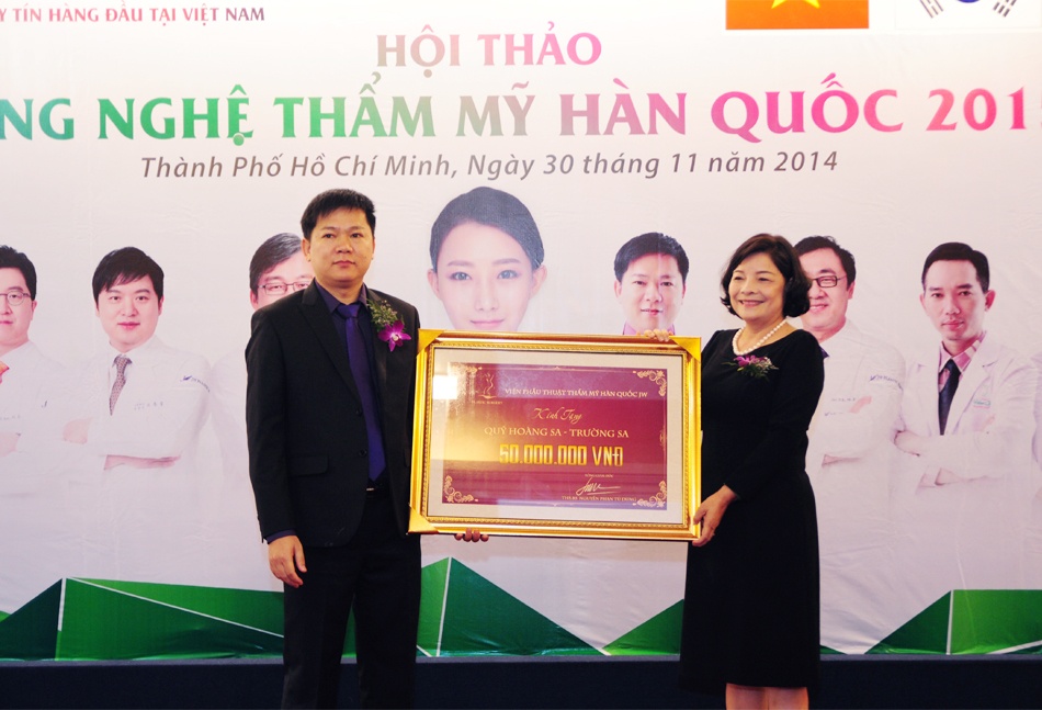 Ths.Bs Nguyễn Phan Tú Dung trao 50 triệu đồng cho Bà Nguyễn Thị Như Thủy, Phó chủ nhiệm Quỹ Hoàng Sa Trường Sa thân yêu.