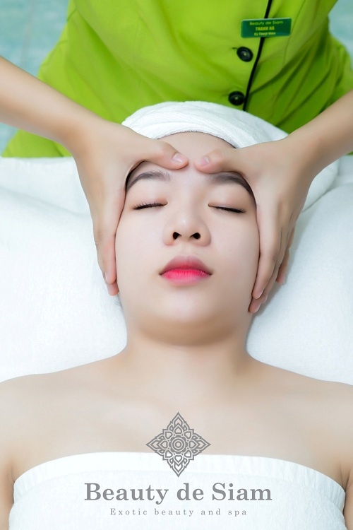 Công nghệ hiện đại kết hợp sản phẩm đặc trị độc quyền giúp diệt tận gốc vi khuẩn gây mụn và tái tạo da cho làn da trắng mịn.