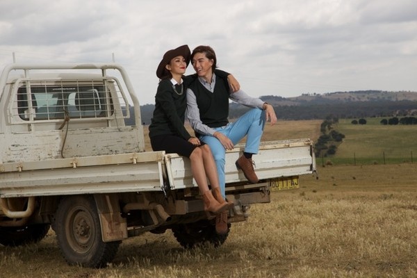 Cả hai như một cặp tình nhân, thư thái tận hưởng không gian bao la của đồng cỏ.