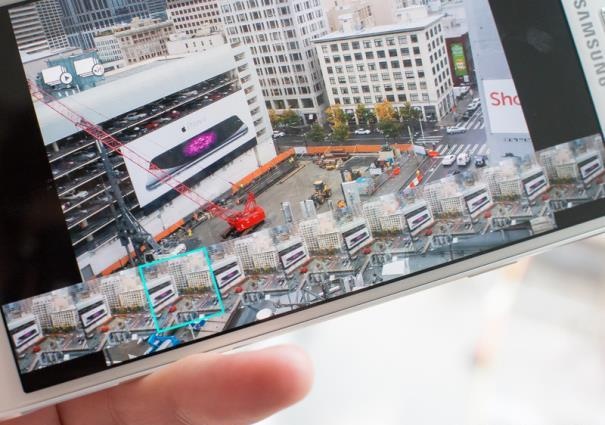 Camera sẽ khóa lấy nét và chụp liên tiếp 30 tấm, khi chúng ta tiếp tục ấn giữ nút chụp.