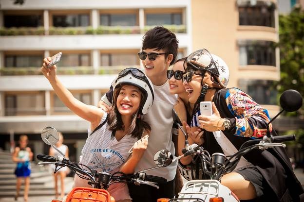 Cả nhóm bắt đầu cuộc hành trình khám phá những điểm đến thú vị trong thành phố với sự hỗ trợ của ứng dụng VOV Giao thông sẵn có trong điện thoại. 