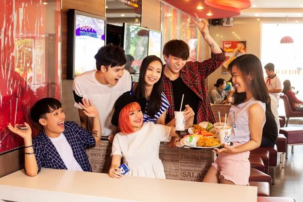 Vừa đến địa điểm yêu thích, cả hội đã gọi ngay các món khoái khẩu…Tất cả ồ lên sung sướng khi được giảm giá đến 47% nhờ có mã code từ Quà tặng Galaxy.